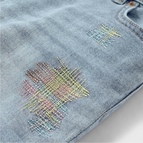 NWT Super stretch pastel embroidered jean shorts - Picture 3 of 7